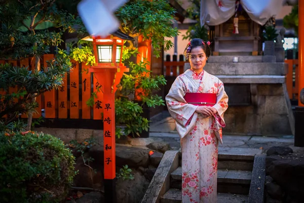 https://st3.depositphotos.com/1007373/15510/i/450/depositphotos_155108164-stock-photo-young-woman-wearing-traditional-japanese.jpg