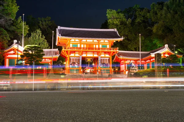 Buddhist temple with traffic lights in Kyoto, Japan. — Stock Photo, Image