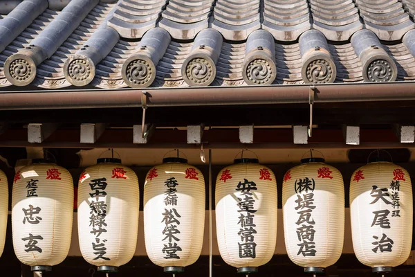 Tradiční japonská střecha chrámu v Kjótu, Japonsko — Stock fotografie