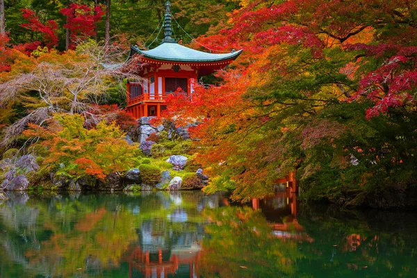 Daigo-ji tempel met kleurrijke maple bomen in Kyoto — Stockfoto