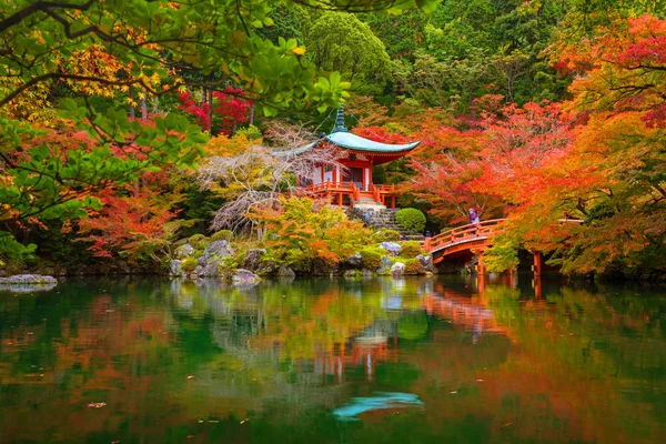 Храм Дайго-дзи с красочными кленовыми деревьями в Киото — стоковое фото
