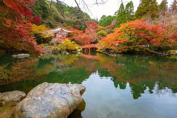 Templo Daigo-ji com plátanos coloridos em Kyoto — Fotografia de Stock