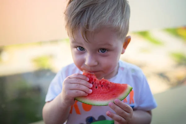 Malý chlapec jí meloun — Stock fotografie