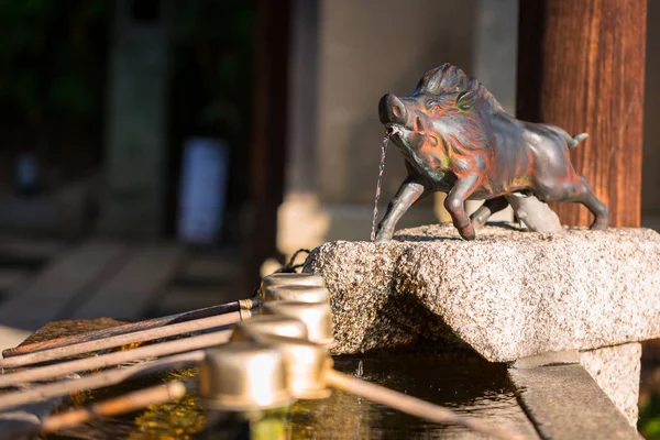 Estátua do javali selvagem guardião no templo japonês — Fotografia de Stock