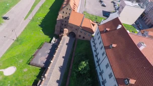 Gamla spannmålsmagasin vid floden Vistula i Grudziądz — Stockvideo