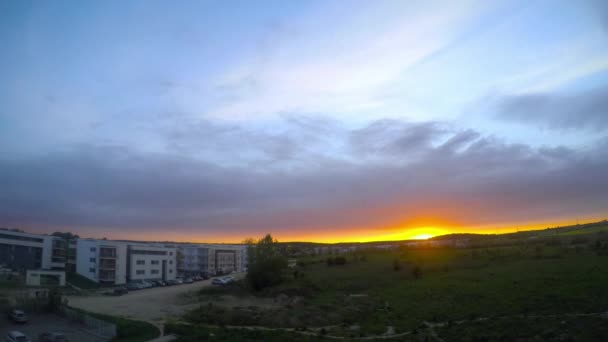 Zeitraffer bei Sonnenuntergang über der Wiese — Stockvideo