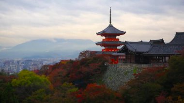 Sonbahar mevsiminde Kyoto Kiyomizu-Dera Budist tapınağı