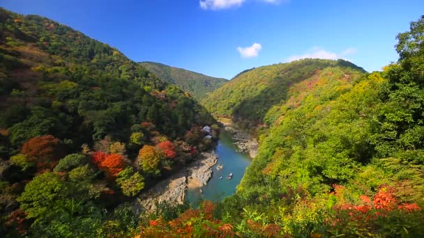 Hösten vid Arashiyama view point och Hozu floden — Stockvideo