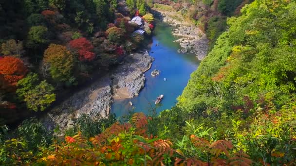 Őszi Arashiyama szempontból és a Hozu folyó — Stock videók