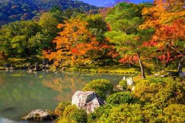 Sonbahar göle Arashiyama tenryu-ji Tapınağı