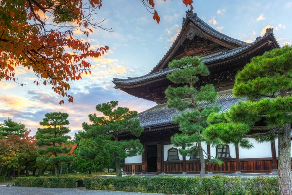 Templo budista en Kioto durante la temporada de otoño — Foto de Stock
