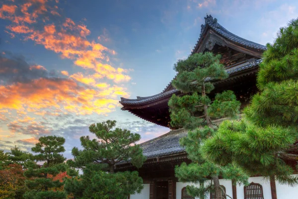 Temple bouddhiste à Kyoto pendant la saison d'automne — Photo