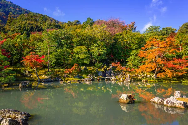 Podzim na jezeře tenryu-ji temple v Arashiyama — Stock fotografie