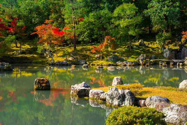 Jesień nad jeziorem tenryu-ji Rozciągacz w Arashiyama — Zdjęcie stockowe