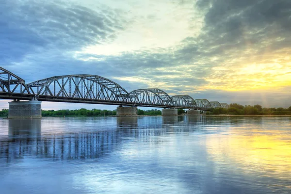 Pôr do sol sobre o rio Vístula em Grudziadz — Fotografia de Stock