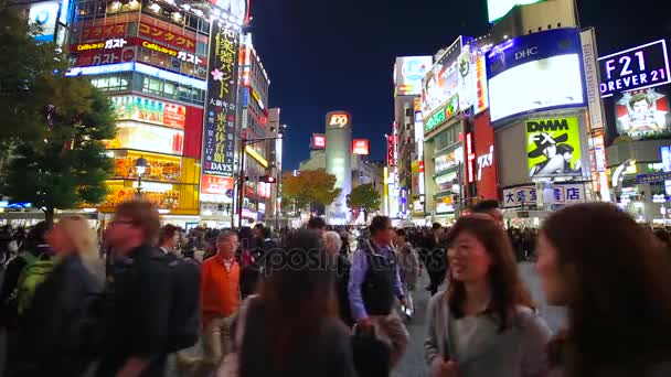 Voetgangers oversteekplaats op Shibuya district in Tokio, Japan — Stockvideo