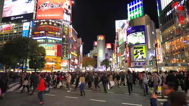 Paso peatonal de peatones en el distrito de Shibuya en Tokio, Japón — Vídeos de Stock