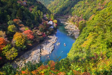 Sonbahar Arashiyama bakış ve Hozu Nehri