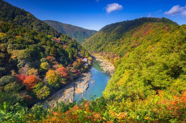 Sonbahar Arashiyama bakış ve Hozu Nehri