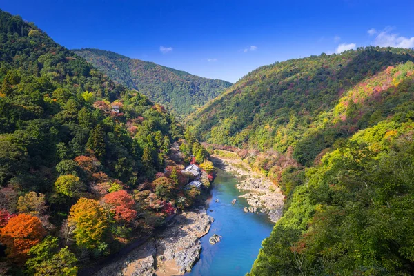 Musim gugur di titik pandang Arashiyama dan sungai Hozu — Stok Foto