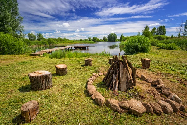 Lägereld vid sjön på sommaren — Stockfoto