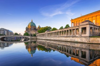 Berlin Spree Nehri şafakta yansıyan Katedrali (Berliner Dom)