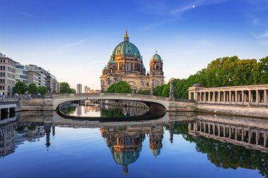 Berlin Spree Nehri şafakta yansıyan Katedrali (Berliner Dom)