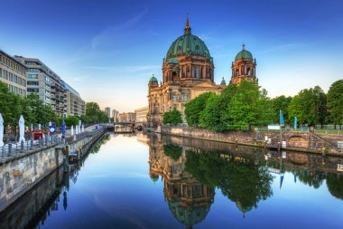 Berlin Spree Nehri şafakta yansıyan Katedrali (Berliner Dom)