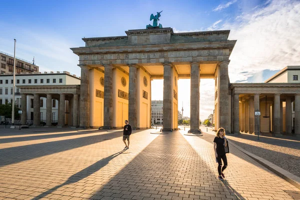 Das brandenburger tor in berlin bei aufgang, deutschland — Stockfoto