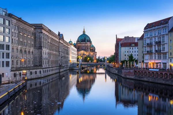 Cattedrale di Berlino (Berliner Dom) riflessa nel fiume Sprea all'alba — Foto Stock