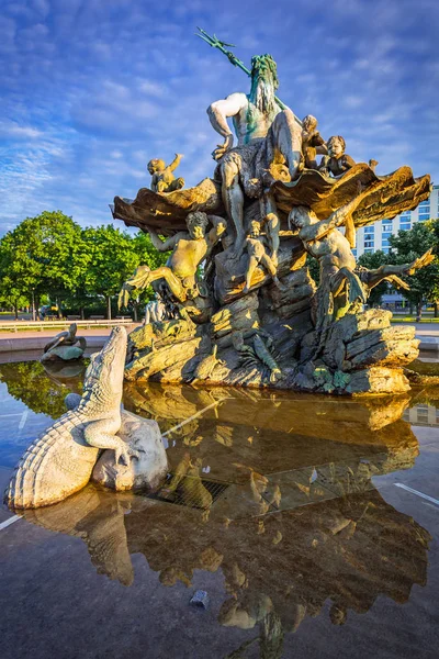 The Neptune Fountain in Berlin at sunrise — Stock Photo, Image