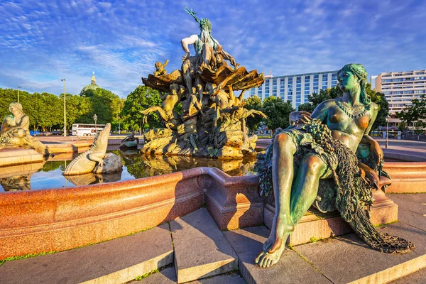 De fontein van Neptunus in Berlijn bij zonsopgang — Stockfoto