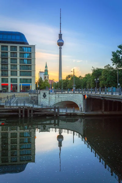 Arquitetura do centro da cidade e da Torre de TV em Berlim — Fotografia de Stock