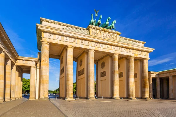 La Porte de Brandebourg à Berlin au lever du soleil — Photo