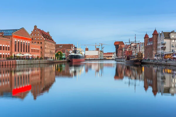 Architectuur van de oude stad van Gdansk over Motlawa Rivier — Stockfoto