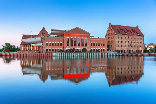 Architecture of the old town in Gdansk over Motlawa river — Stock Photo, Image