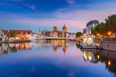 Eski şehirde Gdansk ve podyum gün batımında Motlawa Nehri üzerinde