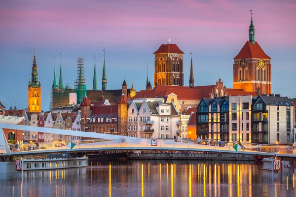 Casco antiguo en Gdansk y pasarela sobre el río Motlawa al atardecer — Foto de Stock