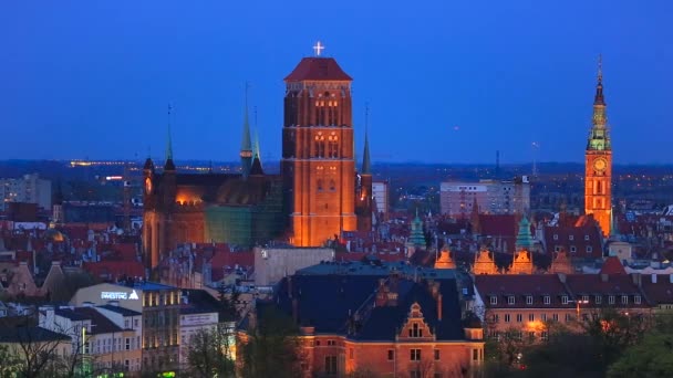 Arkitekturen i staden centrum av Gdansk på natten — Stockvideo