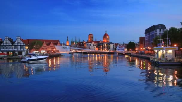 Casco antiguo en Gdansk y pasarela sobre el río Motlawa por la noche — Vídeos de Stock