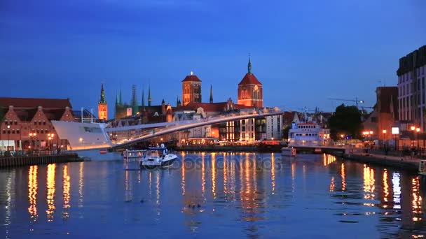 Cidade velha em Gdansk e passarela sobre o rio Motlawa à noite — Vídeo de Stock