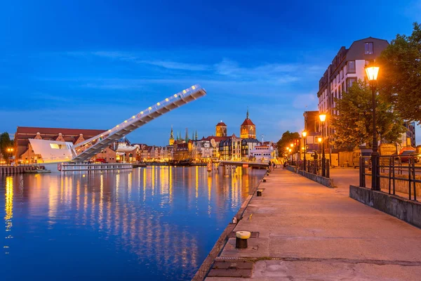 เมืองเก่าใน Gdansk และ catwalk เหนือแม่น้ํา Motlawa ในตอนค่ํา — ภาพถ่ายสต็อก