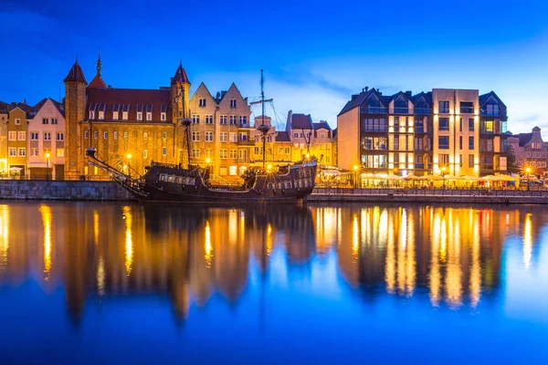 Mimarlık tarihi kentin Gdansk Motlawa Nehri üzerinde — Stok fotoğraf
