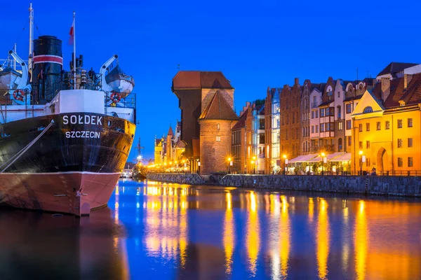 Guindaste portuário histórico e navio sobre o rio Motlawa em Gdansk, perto — Fotografia de Stock