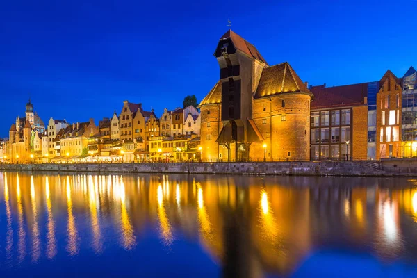 Historiska hamnkranen och fartyget vid Motlawa-floden i Gdansk på nigh — Stockfoto