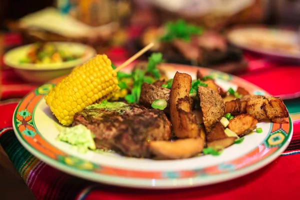 Mexikói marha steak, a kukorica és a burgonya ékek — Stock Fotó