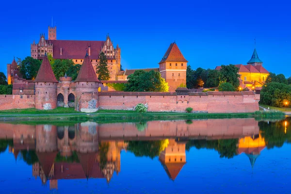 El Castillo de la Orden Teutónica en Malbork por la noche — Foto de Stock