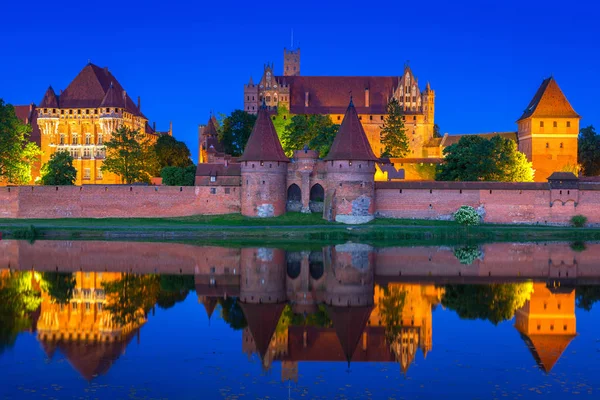 Il Castello dell'Ordine Teutonico a Malbork di notte — Foto Stock