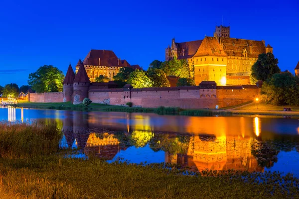 Il Castello dell'Ordine Teutonico a Malbork di notte — Foto Stock