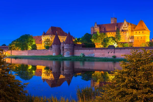 Le Château de l'Ordre Teutonique à Malbork la nuit — Photo